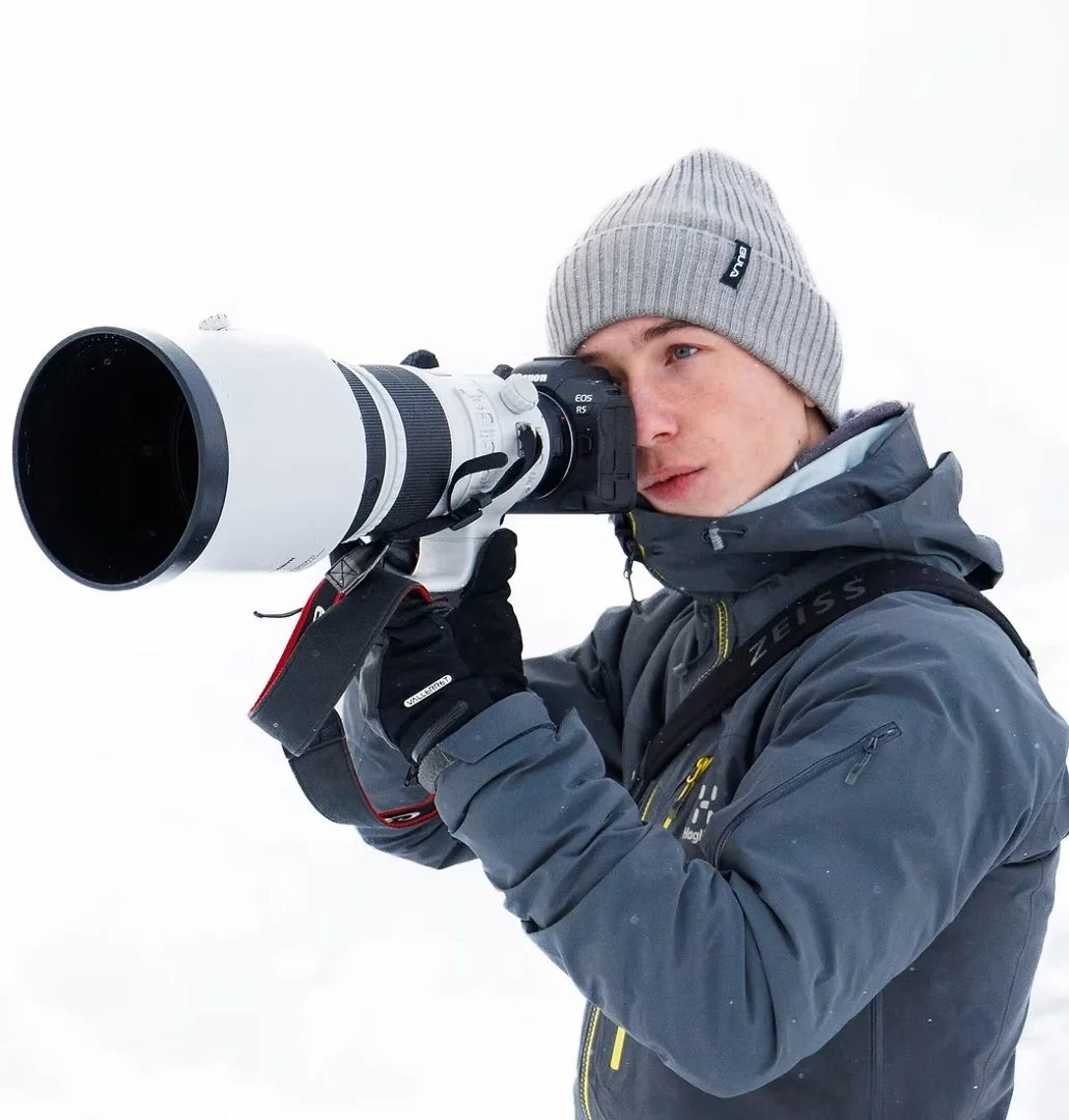 Tobias Gjerde photographiant au téléobjectif dans la neige